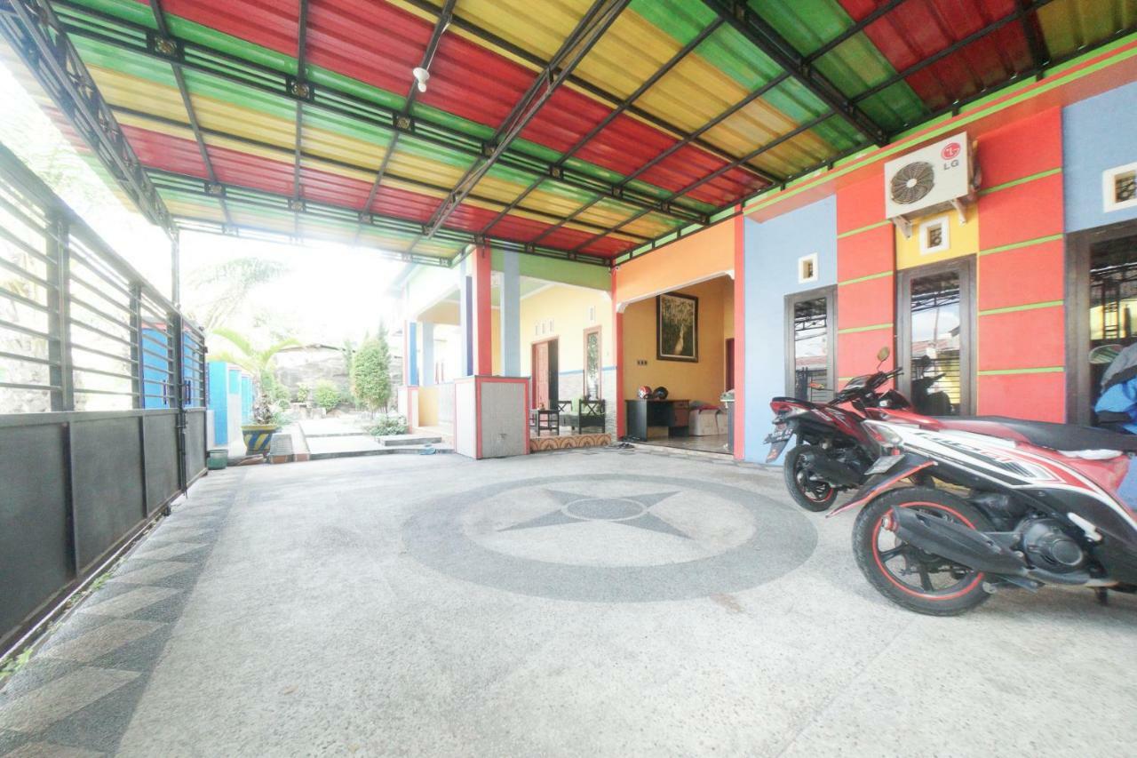 RedDoorz Syariah near Mall Roxy Banyuwangi 2 Zewnętrze zdjęcie