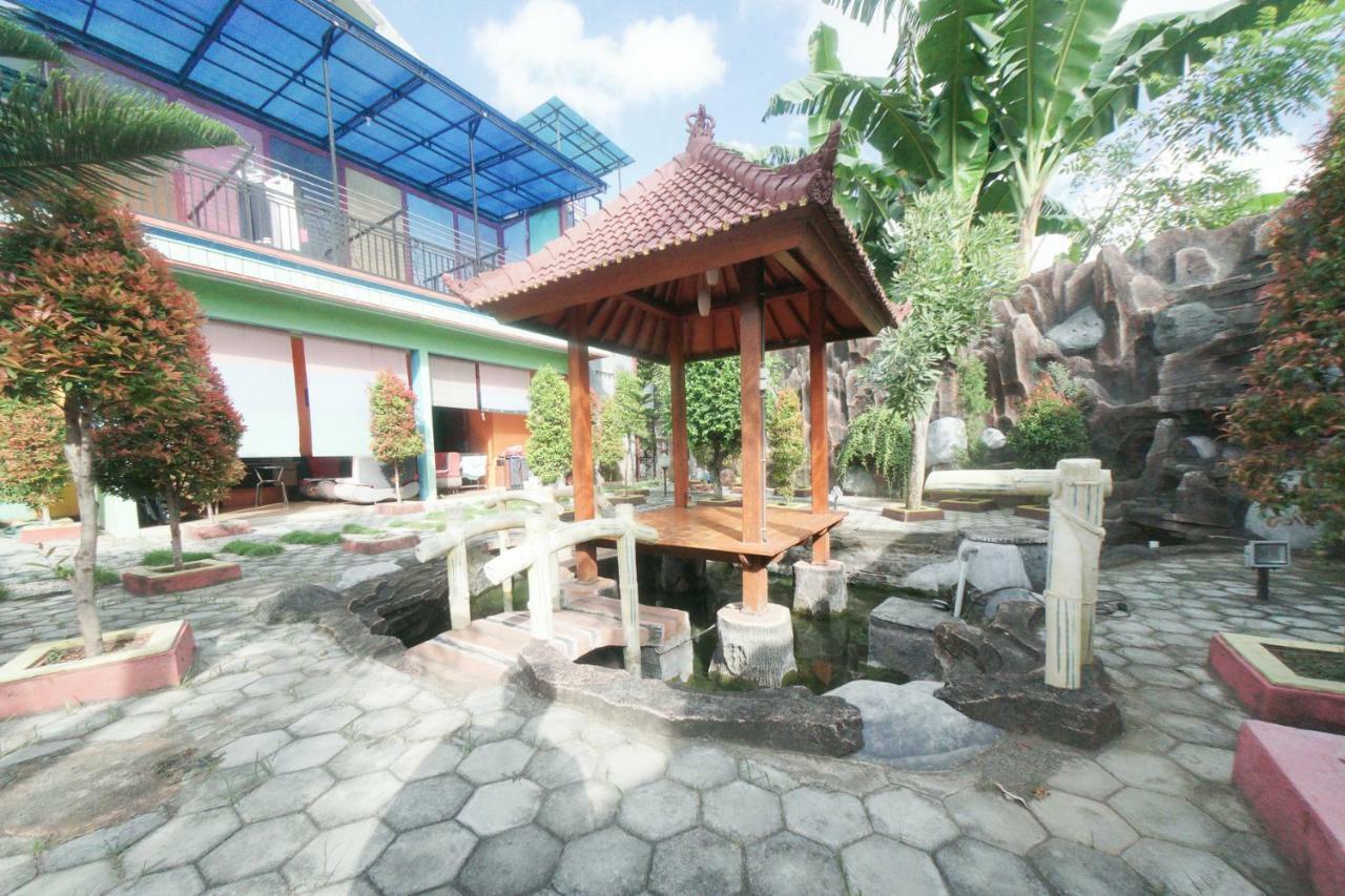 RedDoorz Syariah near Mall Roxy Banyuwangi 2 Zewnętrze zdjęcie