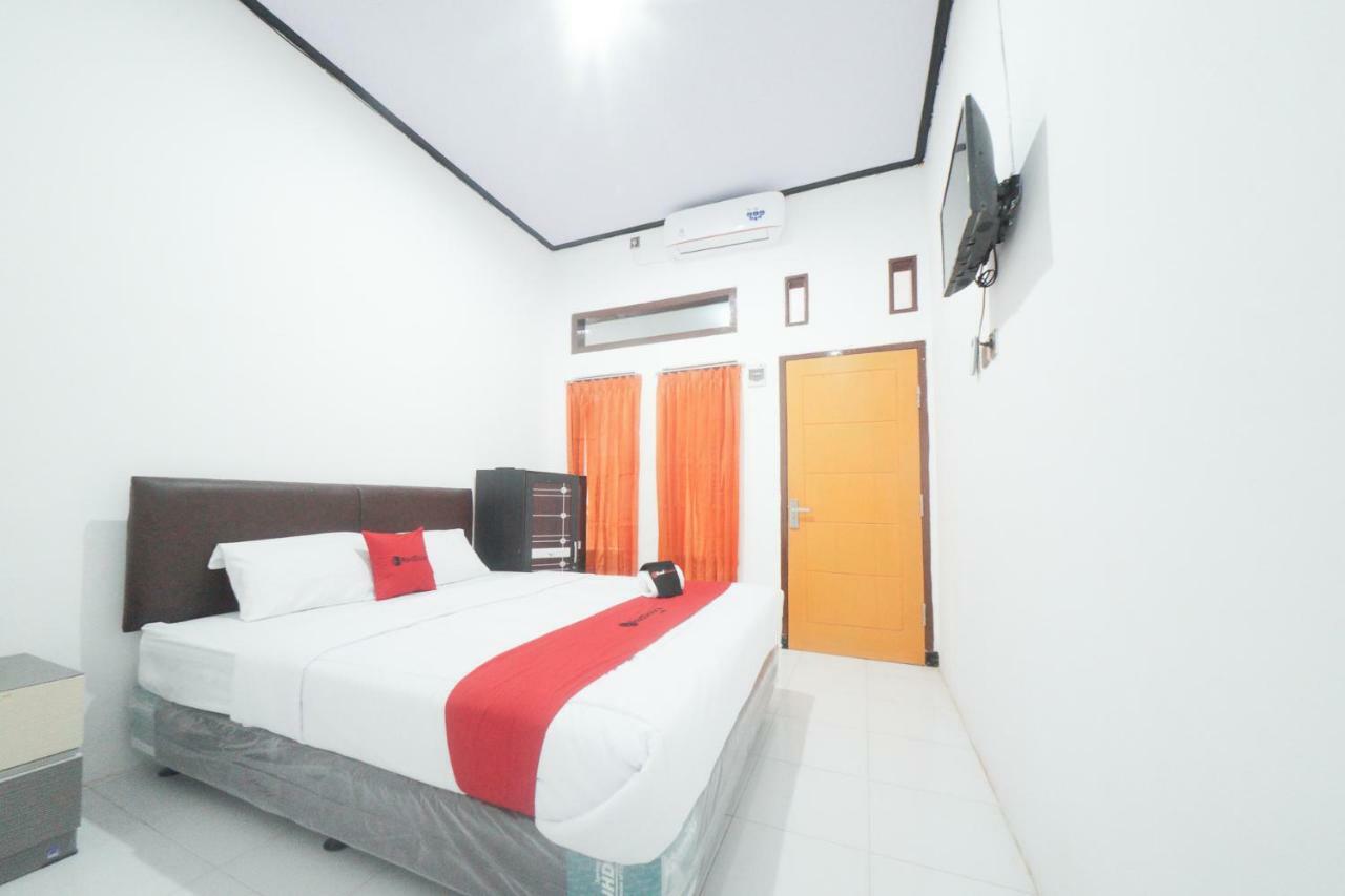 RedDoorz Syariah near Mall Roxy Banyuwangi 2 Zewnętrze zdjęcie