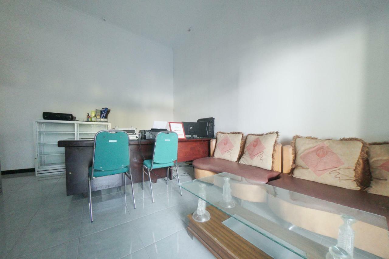 RedDoorz Syariah near Mall Roxy Banyuwangi 2 Zewnętrze zdjęcie