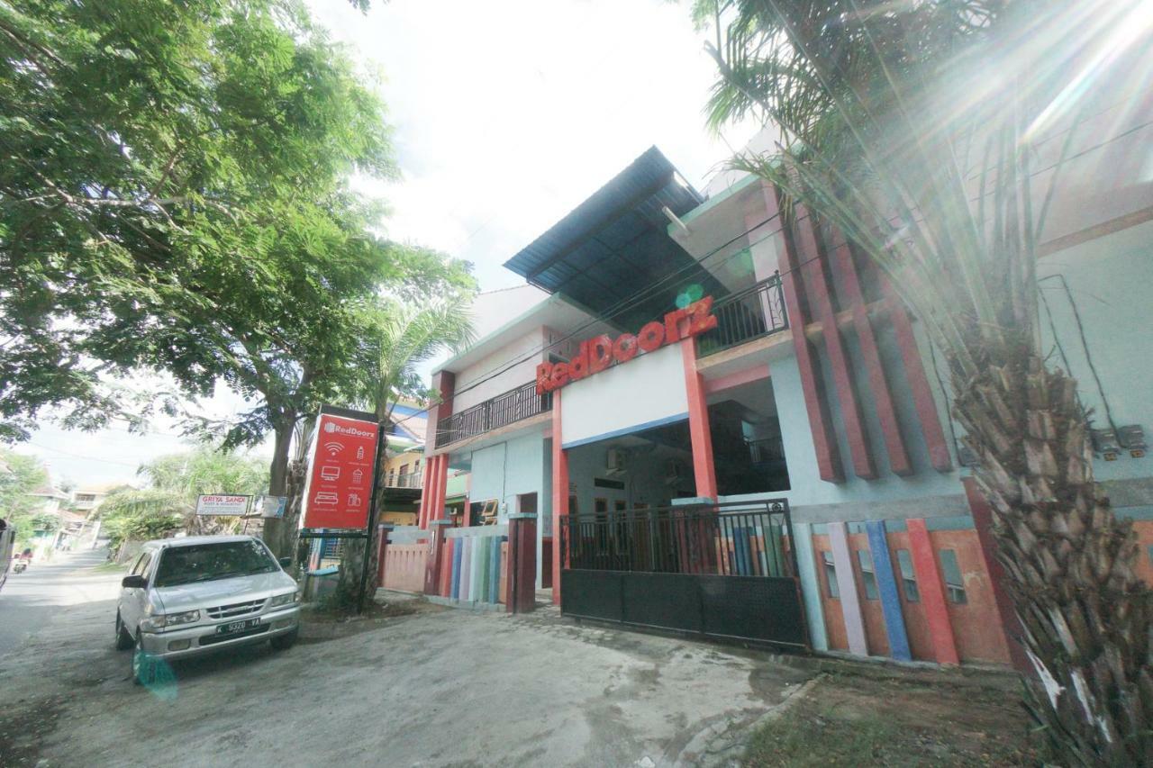 RedDoorz Syariah near Mall Roxy Banyuwangi 2 Zewnętrze zdjęcie