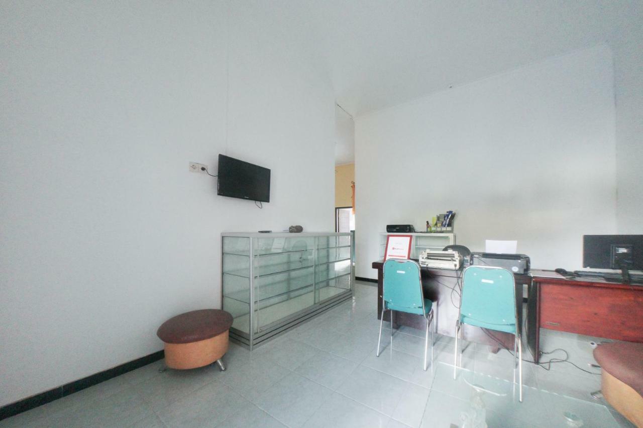 RedDoorz Syariah near Mall Roxy Banyuwangi 2 Zewnętrze zdjęcie