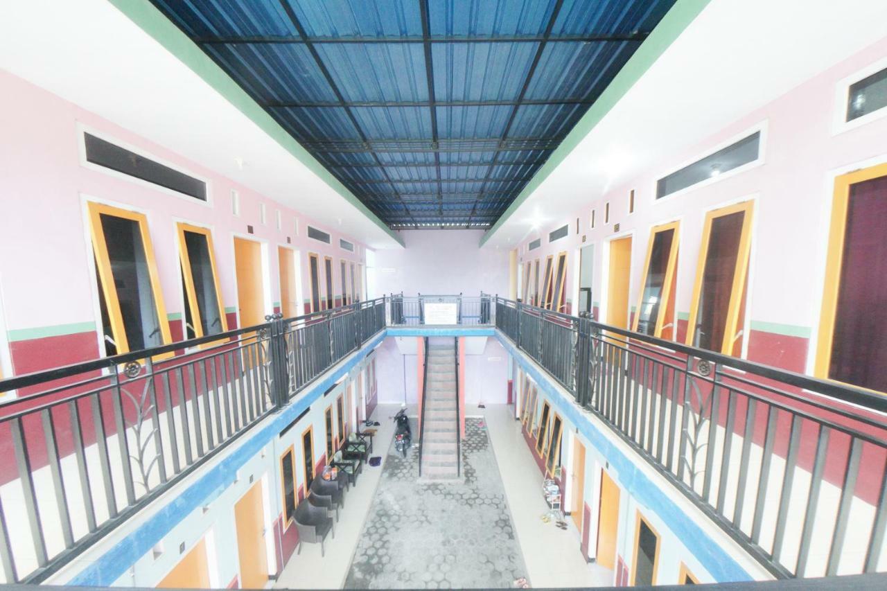 RedDoorz Syariah near Mall Roxy Banyuwangi 2 Zewnętrze zdjęcie